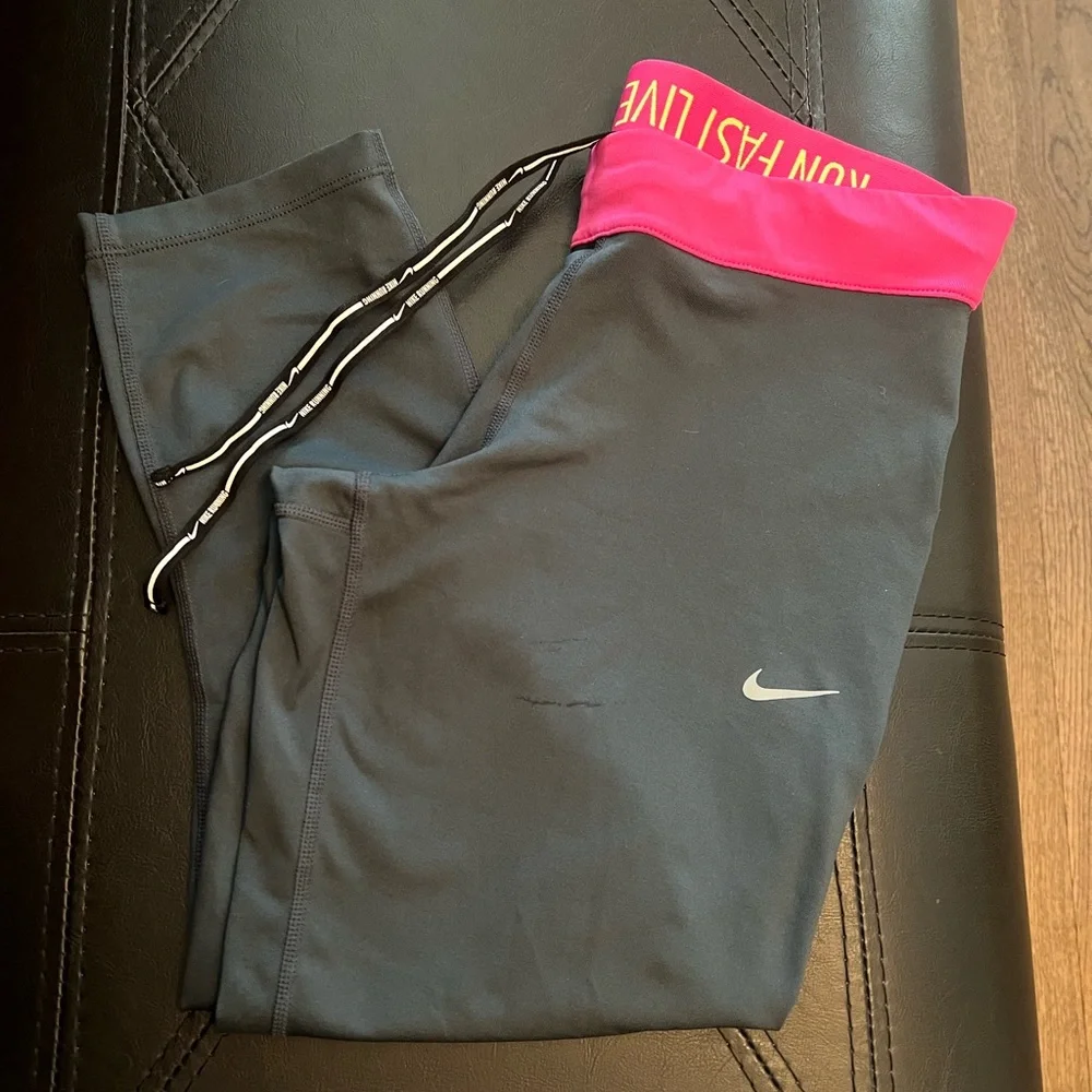 Nike Dri-Fit Run Fast Live Fearless Capri Legging. Gray & Pink. Size M